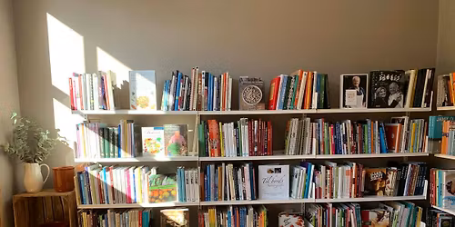 Fr\u00e5 hylle til gryte - opning av kokebokbutikken