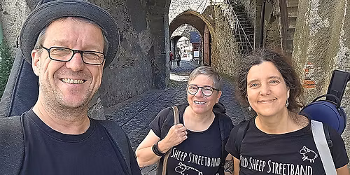 Old Sheep Streetband auf der Rathaustreppe