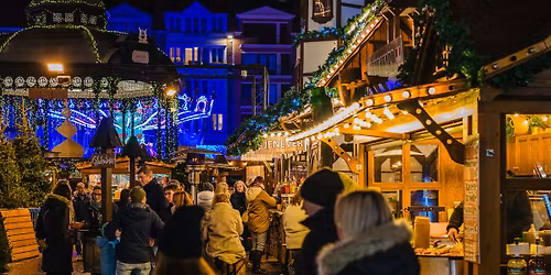 Kerstmarkt met ijsschaatspiste