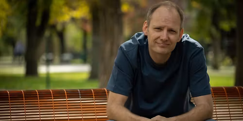 Innen m\u00e1r csak gurulunk - B\u00f6d\u0151cs Tibor \u00f6n\u00e1ll\u00f3 estje az \u00c1triumban, mv.: Hajd\u00fa Bal\u00e1zs