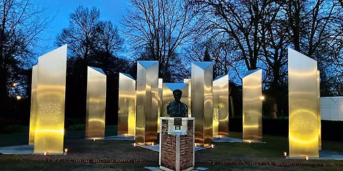 Lichtjes op kerstavond 2025 bij het Nationaal-Indi\u00eb monument 1945-1962 te Roermond