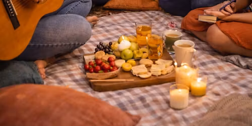 Pl\u00e1tica: Adaptarse a un Nuevo Pa\u00eds a trav\u00e9s de la M\u00fasica