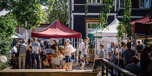 Maija sv\u0113tku tirgus Kalnciema kvart\u0101l\u0101