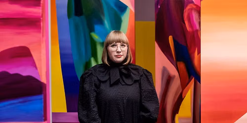 Maalikunstnik Kristi Kongi erituur n\u00e4itusel \u201eKristi Kongi. Kromaatiline triiv\u201c