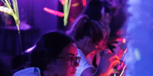 Glow in the Dark : L\u2019exp\u00e9rience peinture sous UV \u00e0 Paris
