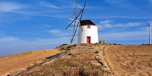 Caminhando pelo Pa\u00e7o de Pedro e In\u00eas de Castro