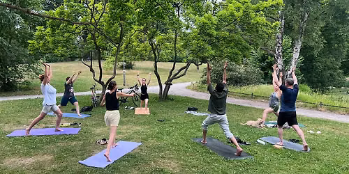 Sunset Yoga im FritzSchlo\u00dfPark - Moabit