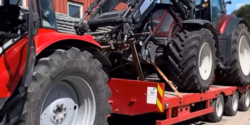 Traktor-pull med B\u00e5ling og Sk\u00e5ling underveis p\u00e5 kvelden 