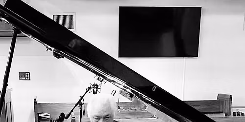 Tom Reyes on piano @ York Towne Hotel, York, Pennsylvania