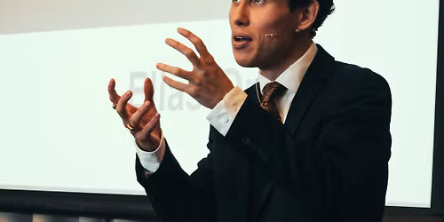 KLAR TALE - Foredrag med Elias Omberg