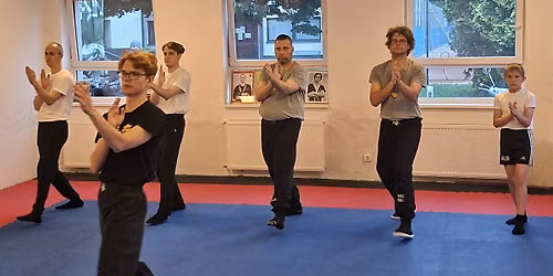 EDZ\u00c9S \u2022 h\u00e9tf\u0151n \u2022 \u00dajbud\u00e1n a Gab\u00e1nyi Sportcsarnokban \u2022 Wing Tsun Kung Fu \u2022 mozg\u00e1s, edz\u00e9s, \u00f6nv\u00e9delem 