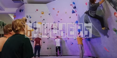 Boulders - V\u00e6gklatring med revyen 