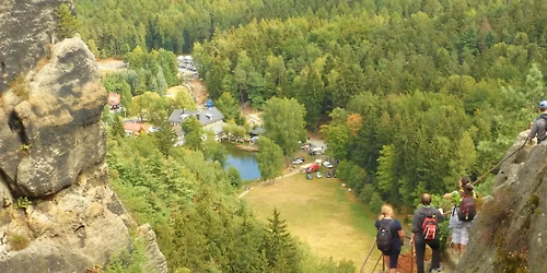 JONSDORFSK\u00c9 SKALN\u00cd M\u011aSTO parn\u00edm vlakem