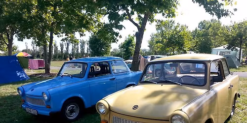 Korm\u00e1nyv\u00e1lt\u00e1s Trabanttal majd rave party a Kossuth t\u00e9ren