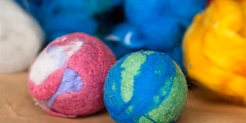 Make your own Felt Dryer Balls \/ Fabriquez les boules de s\u00e9chage en feutre