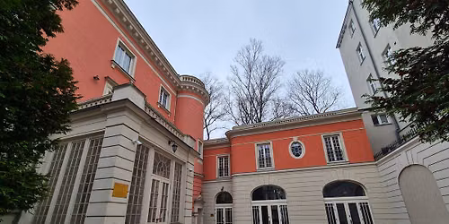 Tu jest jakby luksusowo. Aleja R\u00f3\u017c, Aleja Przyjaci\u00f3\u0142, Dolina Szwajcarska. Z wej\u015bciem do kamienicy. 