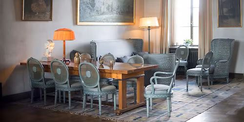 Nyfiken p\u00e5 Swedish Grace i ett kungligt vardagsrum