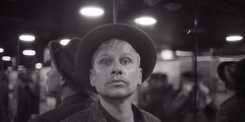Robert Stadlober singt und spielt Tucholsky