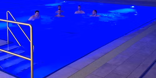 Nachtschwimmen im Hallenbad Aidenbach