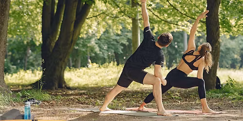 Joga w parku \u2013 niedzielne po\u0142udnie z natur\u0105