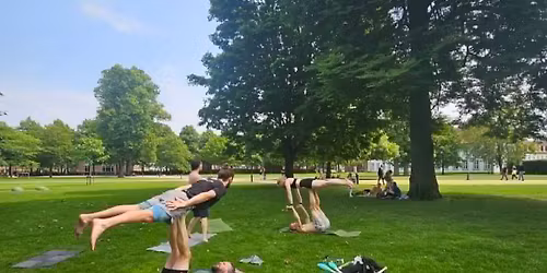 Kom og pr\u00f8v akroyoga i Kongens Have (gratis) 