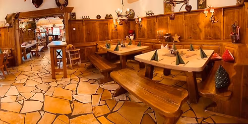 Grillbuffet mit verschiedenen Fleisch- und Grillspezialit\u00e4ten - drau\u00dfen schmeckt's am besten!