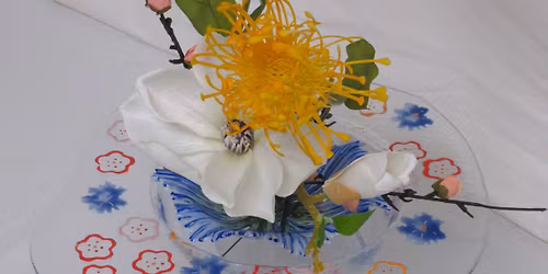 I464 | Fused glass Ikebana: Harmony in form and light 