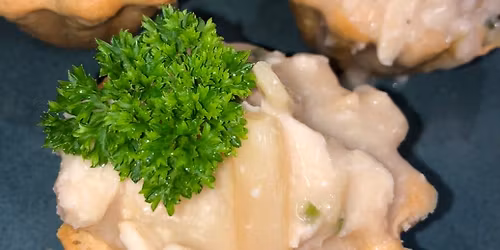 Fredags f\u00e6llesspisning p\u00e5 L\u00e6rkeg\u00e5rd -Tartelet med h\u00f8ns i asparges med gr\u00f8n salat