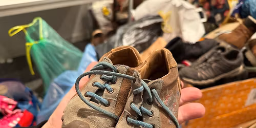 "Unser Schuh tut gut": Wir verpacken Schuhspenden!