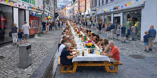 F\u00e6llesspisning i g\u00e5gaderne L\u00f8rdag den 15. august kl. 12.00!