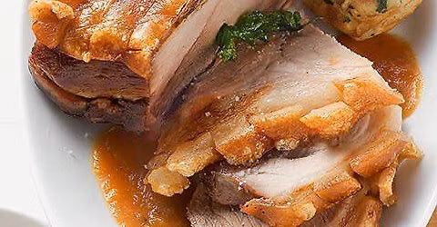 Offenes Edelweiss Sch\u00fctzenhaus mit Abendessen: Schweinekrustenbraten mit Semmelkn\u00f6del 