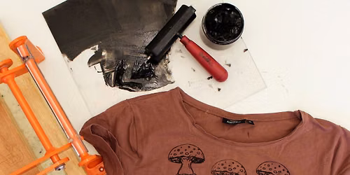 Tryck en T-shirt p\u00e5 Rosenl\u00f6fs Tryckerimuseum