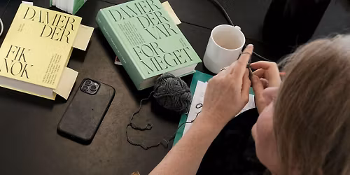 (UDSOLGT) Strik og lyt: Vi l\u00e6ser h\u00f8jt mens du hygger med h\u00e5ndarbejde \ud83e\uddf6