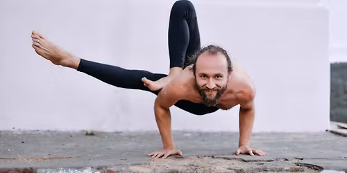 Balanse na r\u0119kach z Krystianem Mesjaszem- Ksi\u0119\u017cycowa Vinyasa