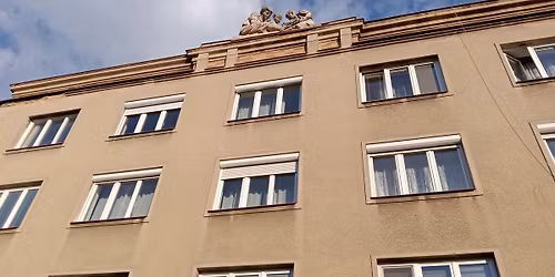Komentovan\u00e1 proch\u00e1zka "o\u0161kliv\u00e9" architektury Slovany - Doubravka