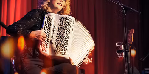 LYDIE AUVRAY-solo- "Salut! Et merci"