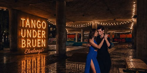 TANGO UNDER BRUEN: Elvelangs i fakkellys
