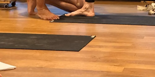The Knees and Pelvis with Hugo Abecassis at The Looking Glass Basel