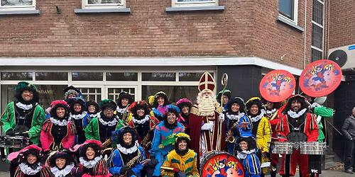 Sinterklaas bezoek met grote Pietenband