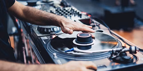 DJ Night in the Mo\u00ebt Bar