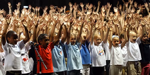 250 JEKISS-Kinder der Musikschule M\u00fcnster pr\u00e4sentieren internationale Lieder von Reise + Fernweh