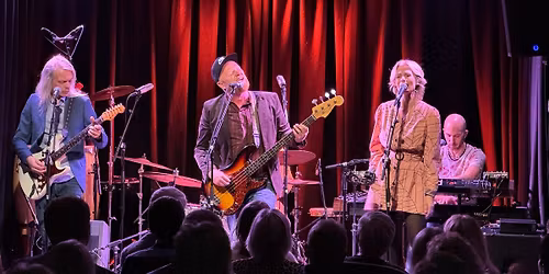 Lewi Bergrud med band p\u00e5 Fabrikken