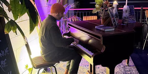 E17 Live Pianist