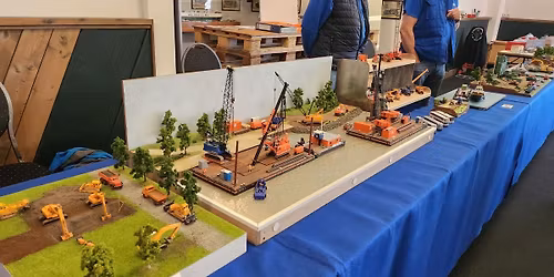 Modellb\u00f6rse mit Dioramen und Funktionsmodellschau