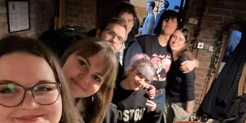 Bolondos sz\u00fclet\u00e9snapoz\u00e1s \u00e9s mulats\u00e1g.