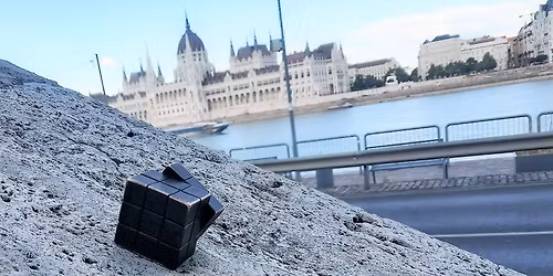 Miniszobrok budai s\u00e9t\u00e1ja