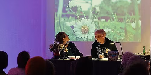 Wilde Pflanzen und Retro-Platten