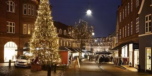 Julelysene t\u00e6ndes i byen