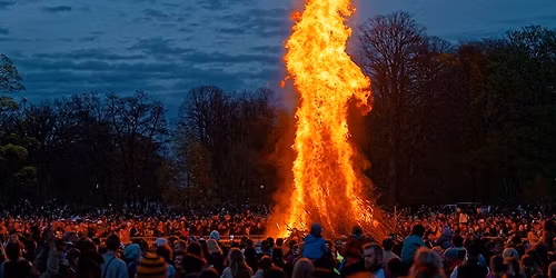 Fira valborg i Slottsskogen den 30 april med k\u00f6rs\u00e5ng, brasa och gemenskap