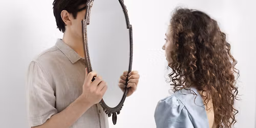 P\u00e1rkapcsolat, mint t\u00fck\u00f6r \u2013 tudattalan projekci\u00f3ink nyom\u00e1ban-\u00f6nismereti worshop T\u00e9r-\u00e1ll\u00edt\u00e1ssal